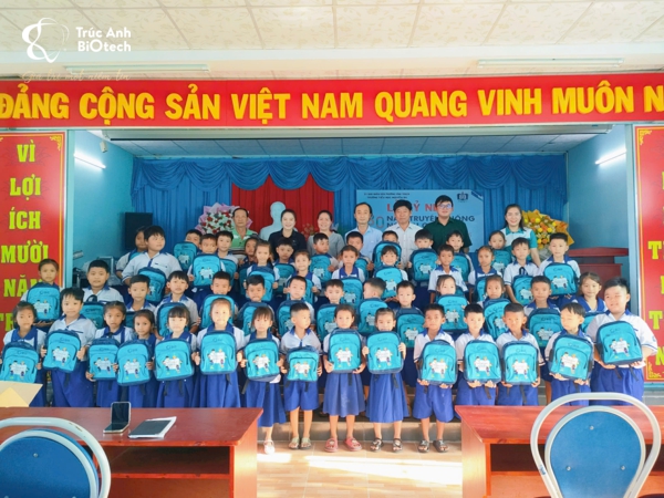 Công ty Trúc Anh trao tặng balo cho học sinh có hoàn cảnh khó khăn