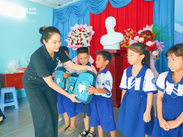 Công ty Trúc Anh trao tặng balo cho học sinh có hoàn cảnh khó khăn